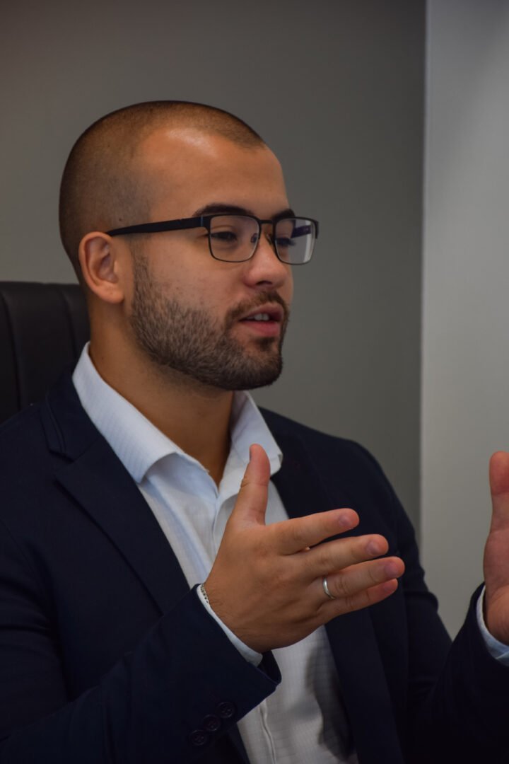 Nutricionista Vinicius Cortiano em atendimento